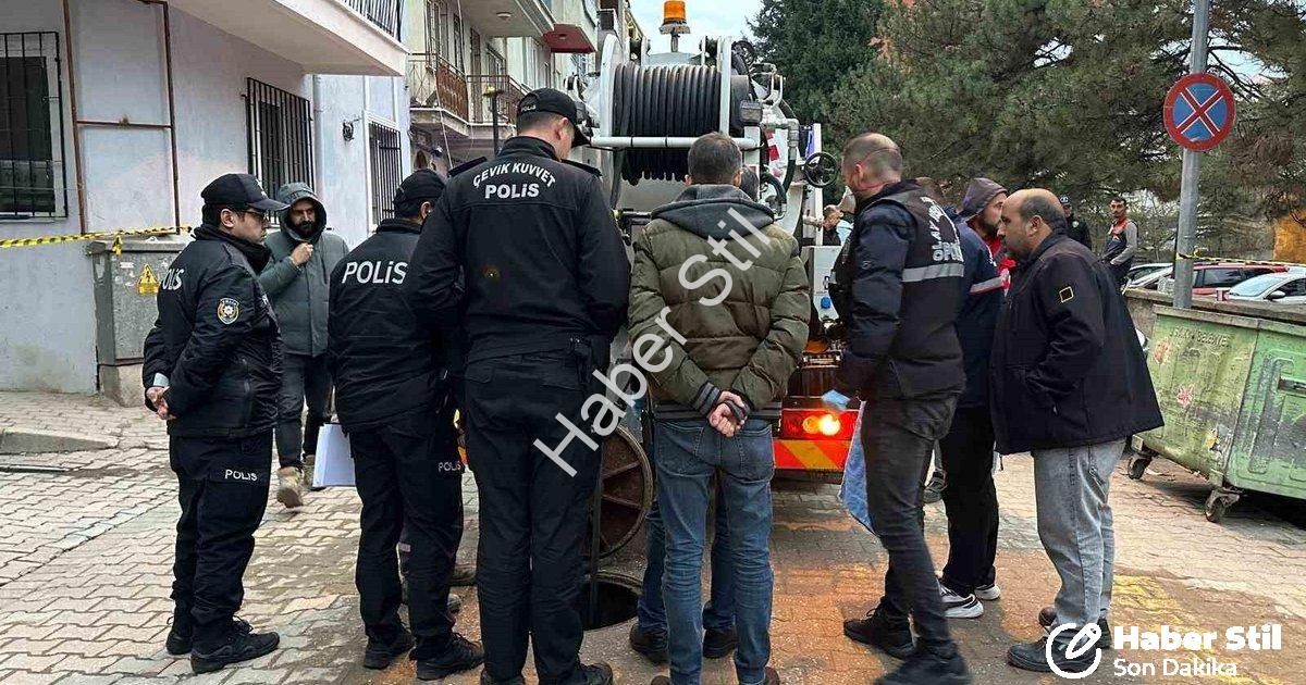 "Uşak'ta Kan Donduran Olay: Kanalizasyon Hattında Cenin Bulundu" başlıklı haber için fotorealistik,