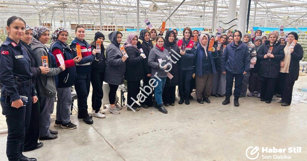 "Simav’da Çiçek Serasında Kadınlara KADES Eğitimi Verildi" başlıklı haber için fotorealistik, profes